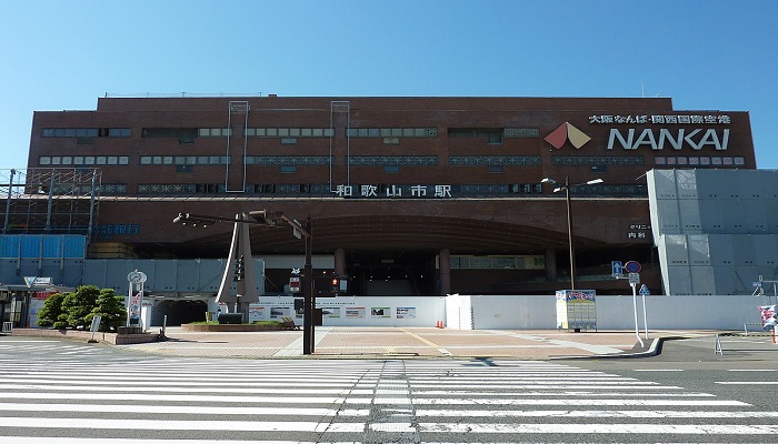 南海和歌山市駅東口前広場