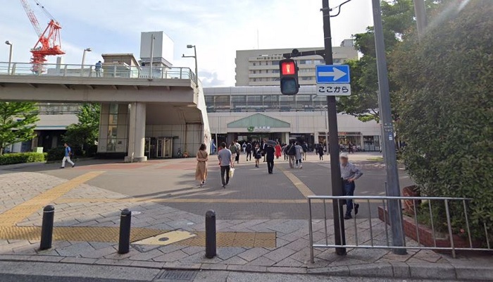 横浜情報プラザ前