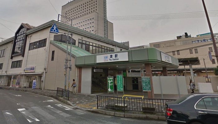 JR津駅西口広場