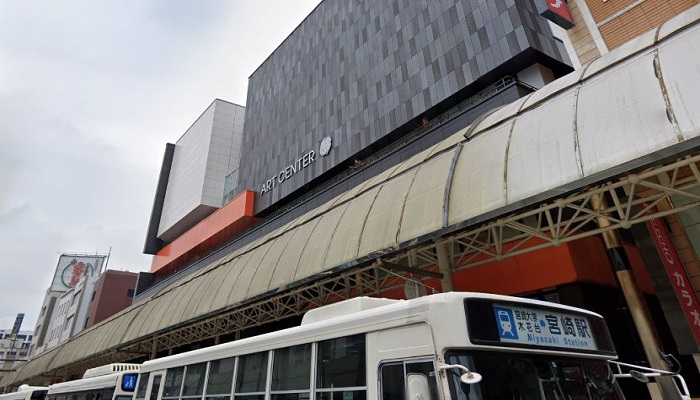 みやざきアートセンター前